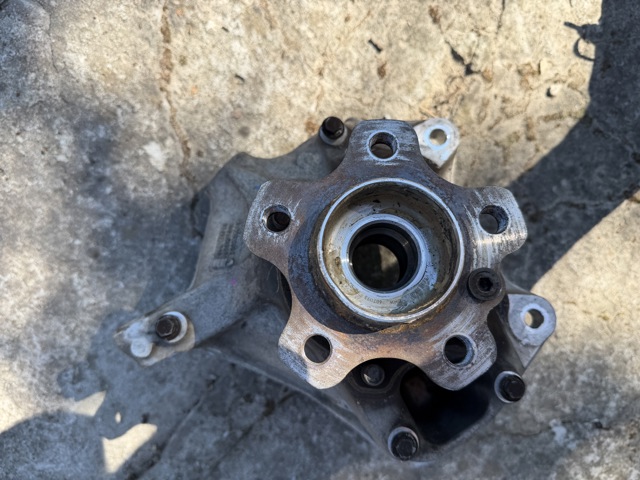 Кулак поворотний передній правий 31216882596 BMW