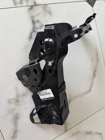 Кронштейн супорту радіатора нижнього KB7W54140 MAZDA