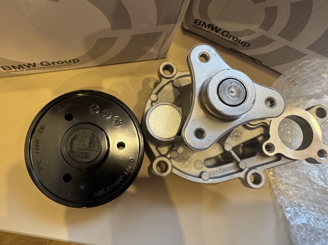 Водяний насос 11518482250 BMW
