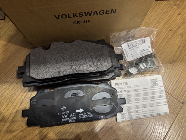 Колодки передні 4M0698151AM VAG
