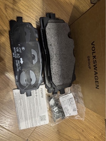 Колодки передні 4M0698151BD VAG