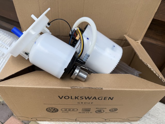 Насос занурювальний в баці 8K0919051AM VAG