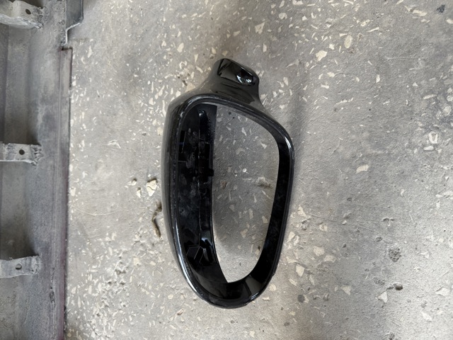 Спойлер на багажник 4L0827933 VAG