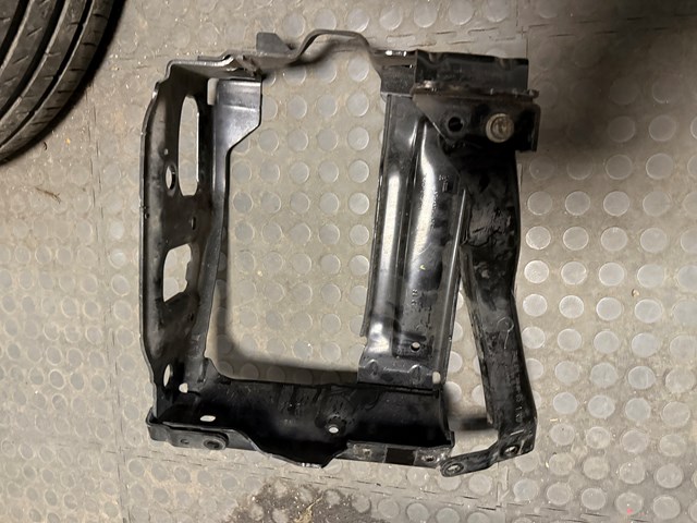 Рамка радіатора права 51117357184 BMW