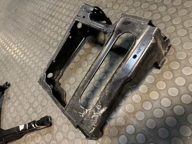 Кронштейн арки колеса (лонжерона) лівий 51117399915 BMW