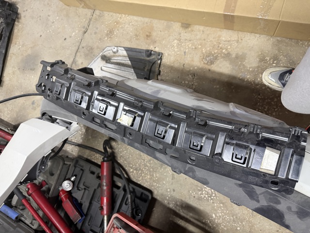 Кронштейн бампера заднього, центральний 51127429429 BMW