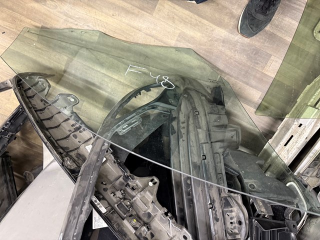 Скло пасажирських дверей 51337349496 BMW