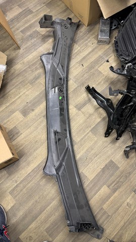 Водостік лобового скла, жабо 51717399015 BMW