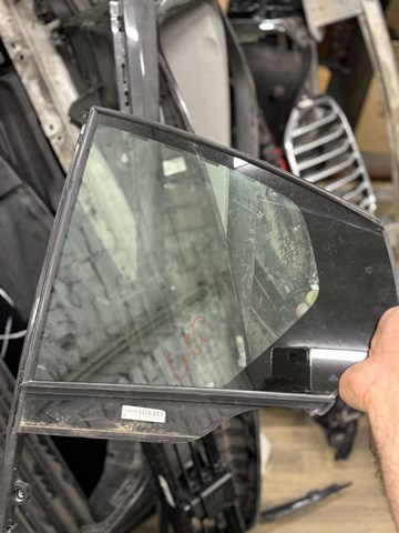 Скло багажника, ліве 51727425083 BMW