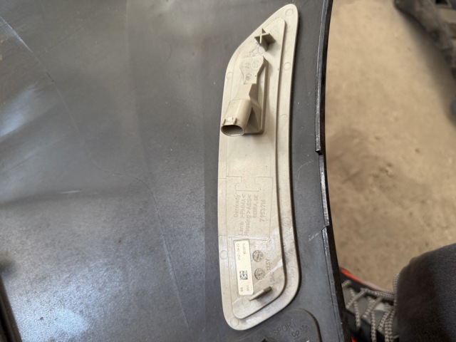 Катафот (відбивач) переднього бампера, правий 63147953716 BMW