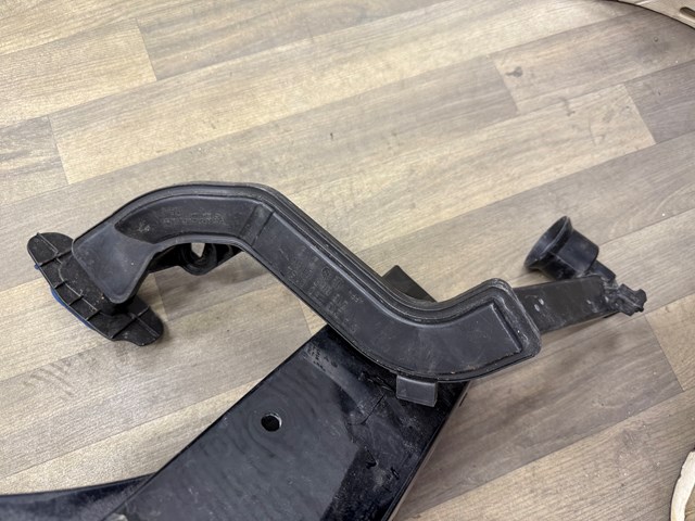 Горловина бачка омивача A2138600164 MERCEDES