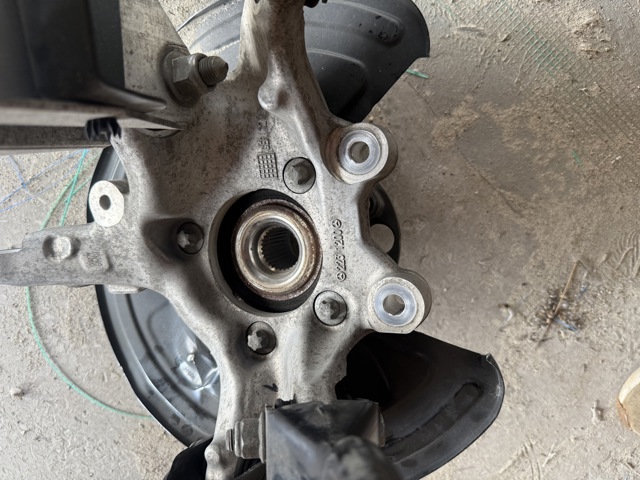 Кулак поворотний правий A2233509219 MERCEDES