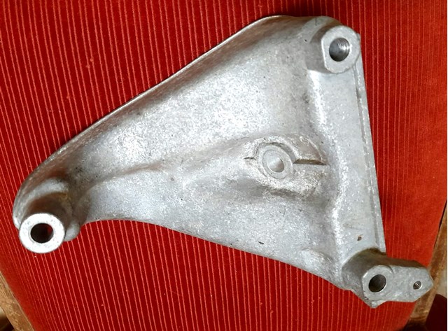 Кронштейн подушки (опори) двигуна, правої 4D0199308E VAG