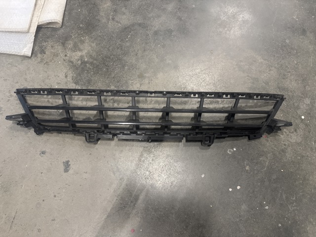 Решітка переднього бампера, нижня 51117421798 BMW