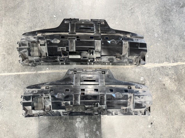 Кронштейн бампера заднього, центральний 51127285563 BMW