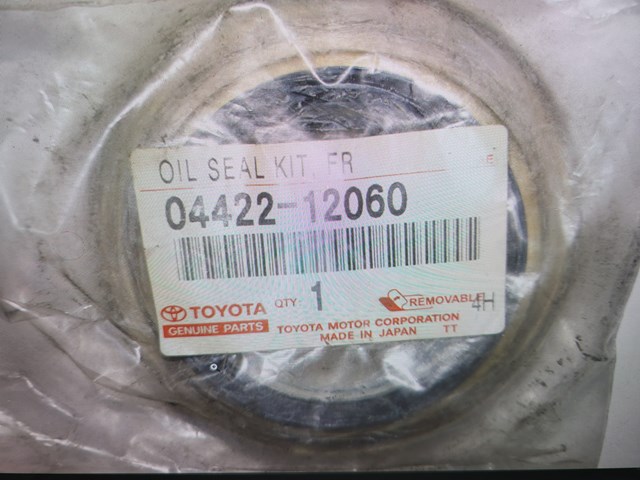 Сальник передньої маточини 0442212060 TOYOTA