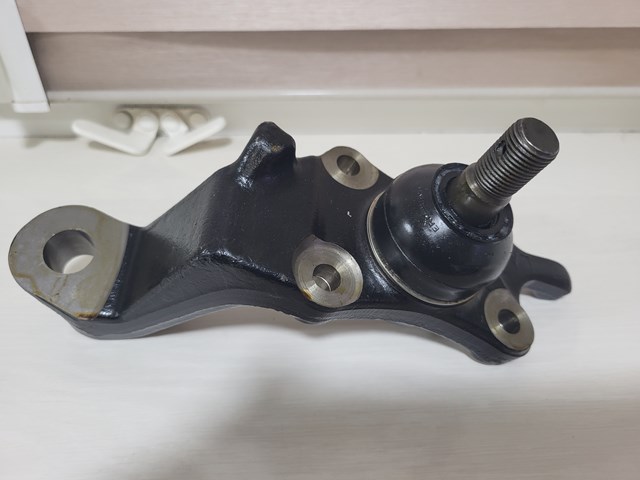 Кульова опора, нижня, ліва 4334039465 TOYOTA
