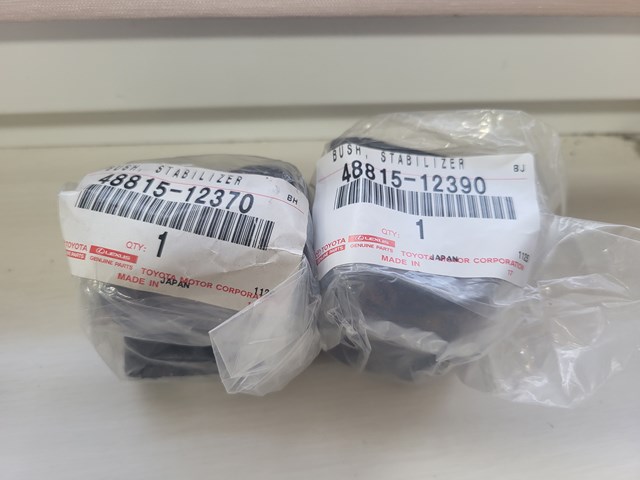 Втулка стабілізатора переднього, права 4881512390 TOYOTA