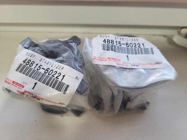 Задня втулка стаб. 4881560221 TOYOTA