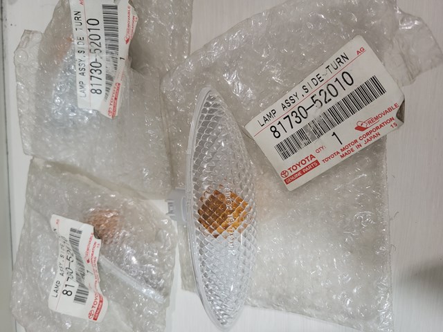 Повторювач повороту на крилі, правий 8173052010 TOYOTA