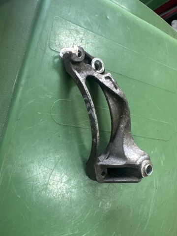 Кронштейн компресора кондиціонера 070260885A VAG