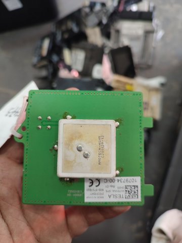 Антена GPS 107973400C TESLA