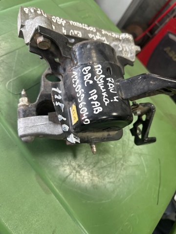 Права опора двигуна 1230536040 TOYOTA
