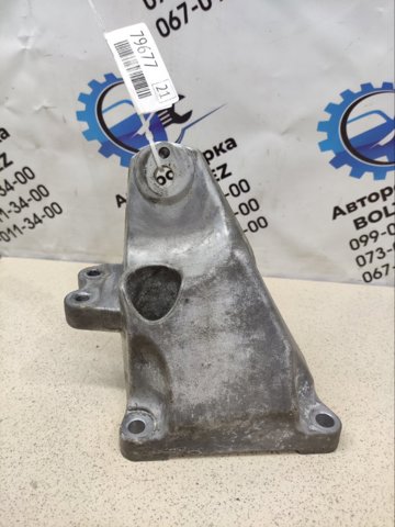 Кронштейн подушки (опори) двигуна, правої 1231526010 TOYOTA