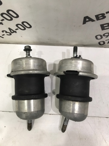 Подушка двигуна передня 1236126070 TOYOTA