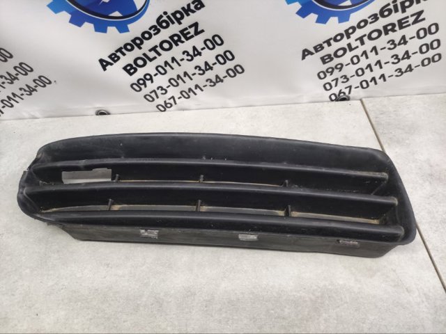 Решітка переднього бампера, права 1U0807368B VAG