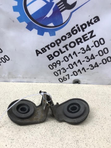 Подушка радіатора охолодження, нижня 21507AU400 NISSAN