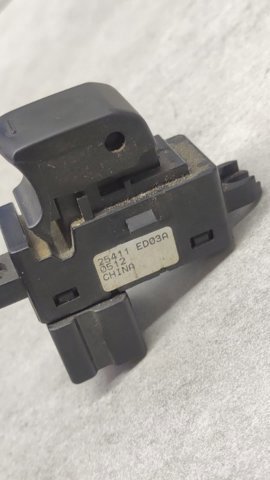 Кнопка підйомника переднього правого скла 25411ED03A NISSAN