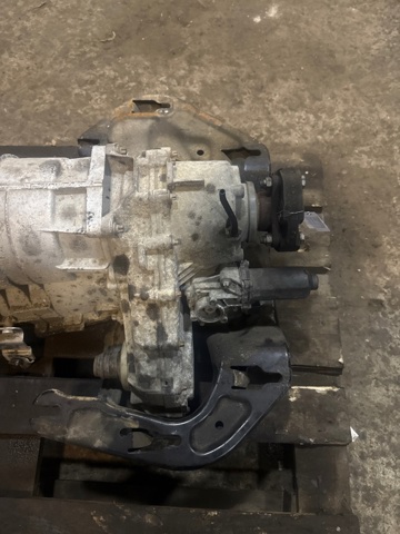 Роздавальна коробка 27107599889 BMW