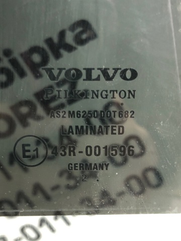 Скло задньої двері правої 30674346 VOLVO
