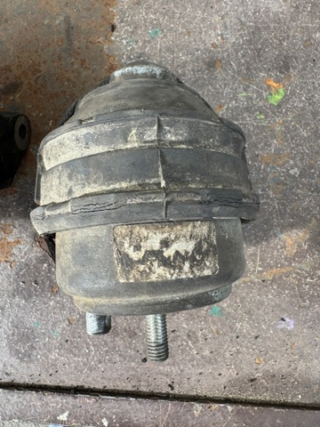 Подушка передньої опори двигуна 30680751 VOLVO