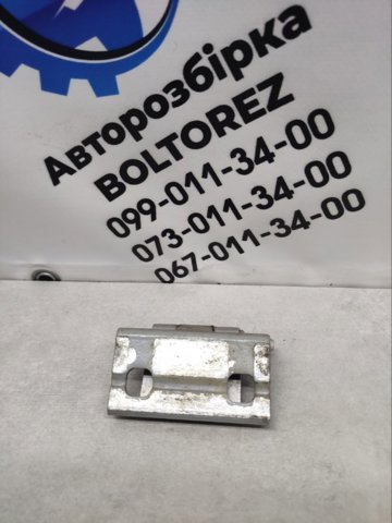 Петля передніх дверей права 30784908 VOLVO
