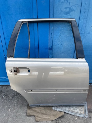 Двері пасажирські задні праві 31385359 VOLVO