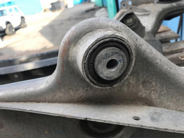 Дверний шарнір задній правий 41528269846 BMW