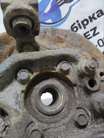 Цапфа поворотна права 43018EB300 NISSAN