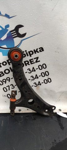 Правий важіль передній нижній підвіски 4806848020 TOYOTA