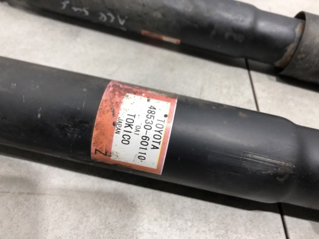 Амортизатори задні 4853060110 TOYOTA