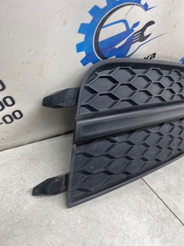 Заглушка ПТФ бампера переднього права 4G8807682B VAG