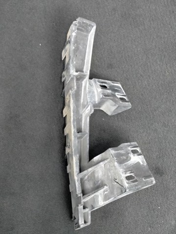 Праве кріплення переднього бампера 4L0807334 VAG