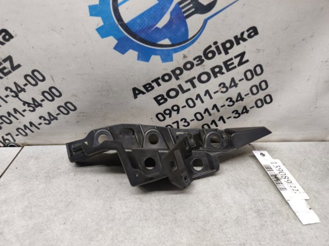 Кронштейн кріплення крила переднього правого, передній 4M0807284A VAG