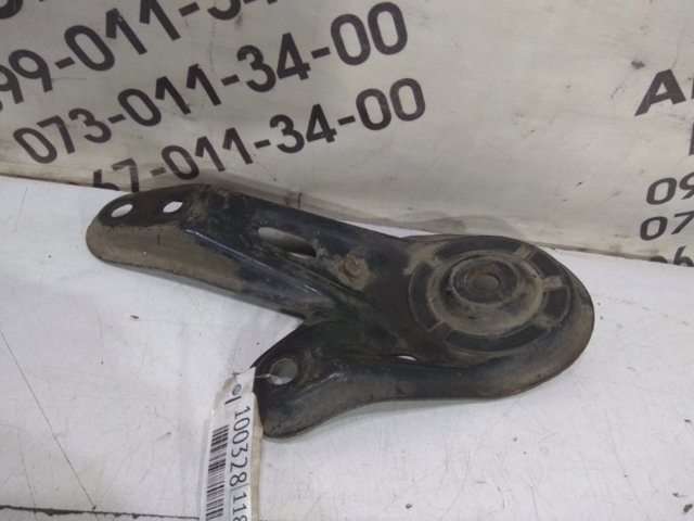 Кронштейн передньої балки 5102348030 TOYOTA