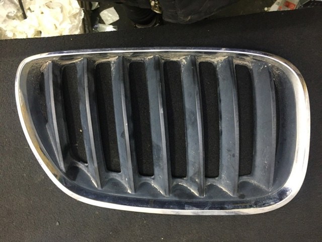 Решітка радіатора права 51137124816 BMW