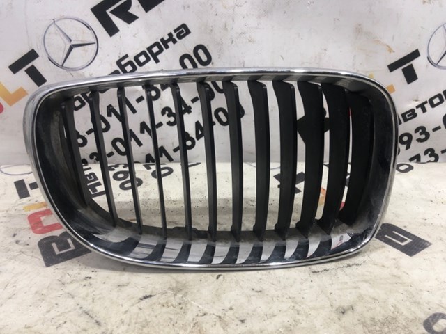 Решітка радіатора права 51137166440 BMW