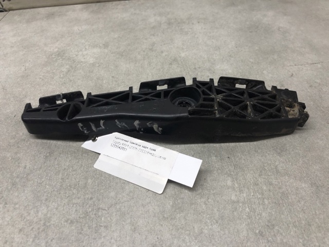 Кронштейн бампера заднього, зовнішній правий 5215542011 TOYOTA