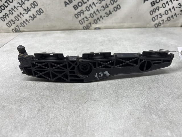 Лівий кронштейн кріплення бампера заднього 5215642030 TOYOTA