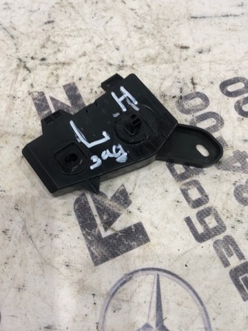 Кронштейн бампера заднього, лівий 5215648011 TOYOTA